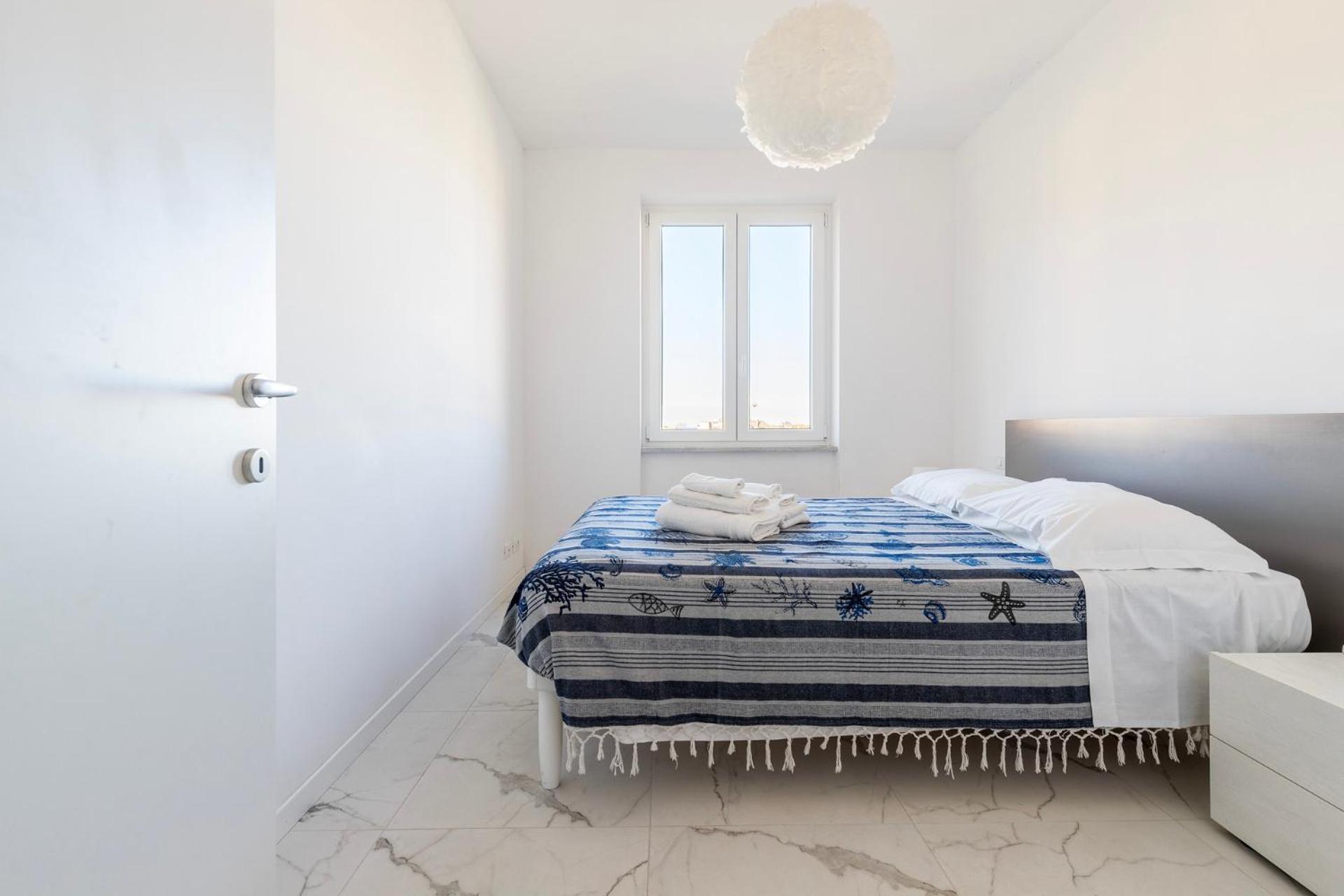 White And Grey Apartment Levanto Exterior photo